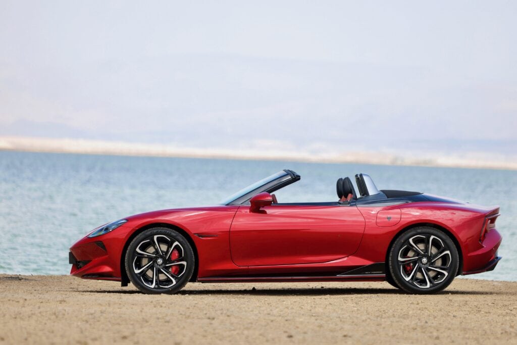 מבט צד על MG סייברסטר