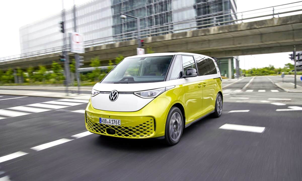 פולקסווגן ID.Buzz בצבעים צהוב ולבן בנסיעה בעיר