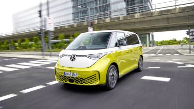 פולקסווגן ID.Buzz בצבעים צהוב ולבן בנסיעה בעיר