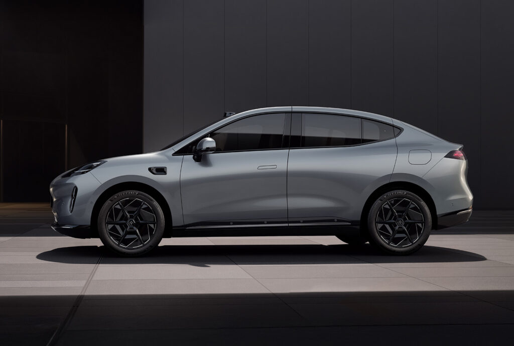 מבט צד על GAC Aion Hyptec HT