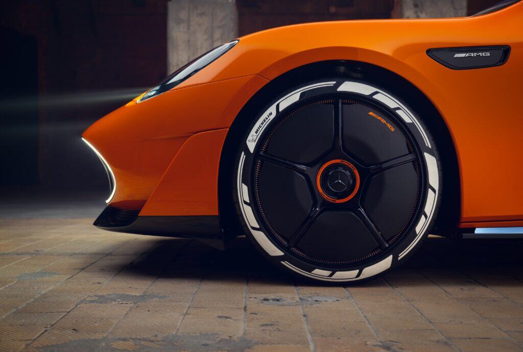 החישוקים בגלגל הקדמי של מרצדס AMG GT XX קונספט