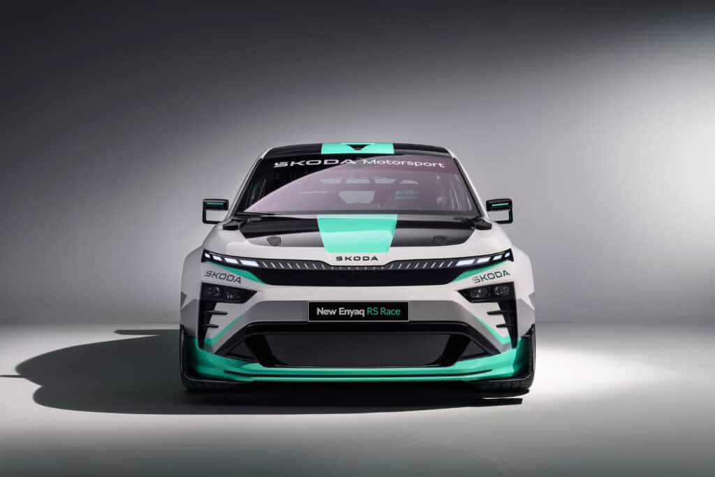 מבט קדמי על סקודה אניאק RS Race גרסת 2025