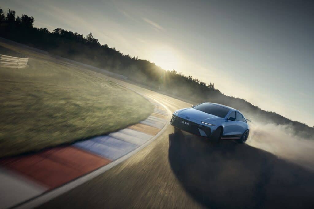 יונדאי איוניק 6 N במסלול בפסטיבל המהירות של גודווד