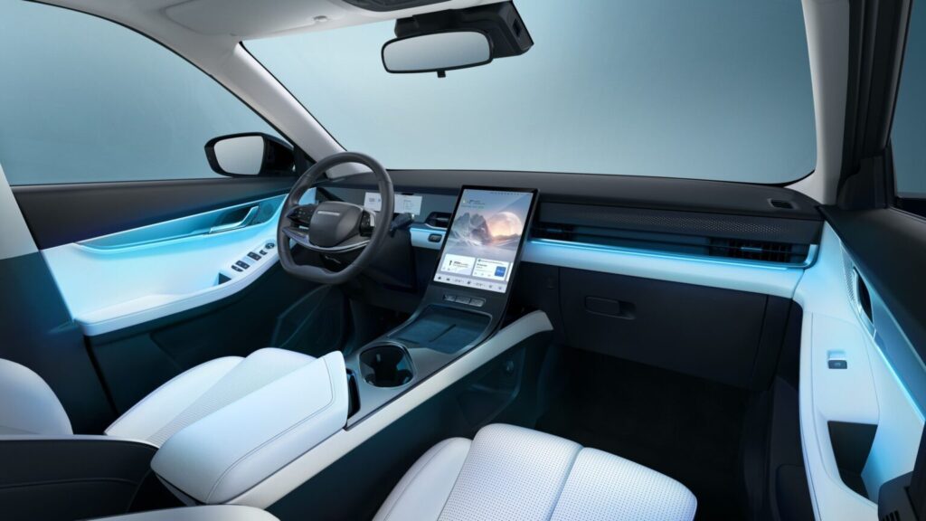 פנים הרכב וסביבת הנהג של ג׳אקו 5 חשמלי