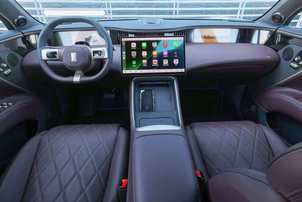 סביבת הנהג ופנים הרכב של אווטאר 11