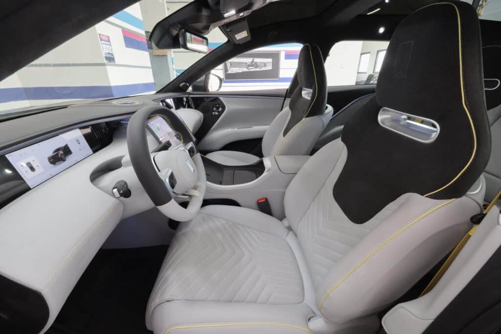 סביבת הנהג ופנים הרכב של אווטאר 11