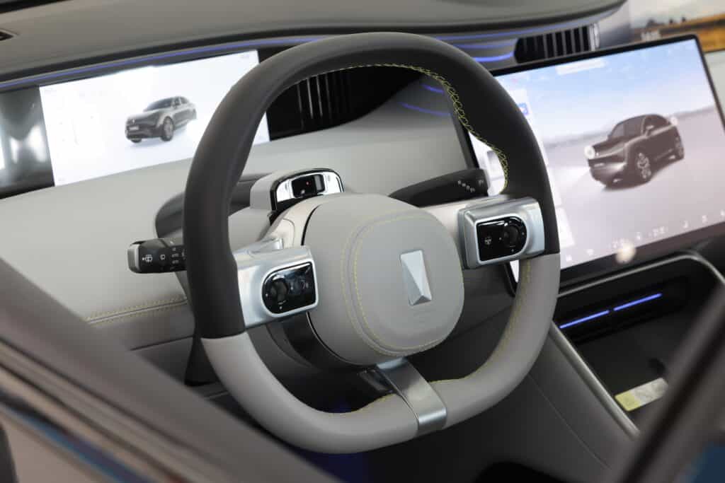 סביבת הנהג ופנים הרכב של אווטאר 11