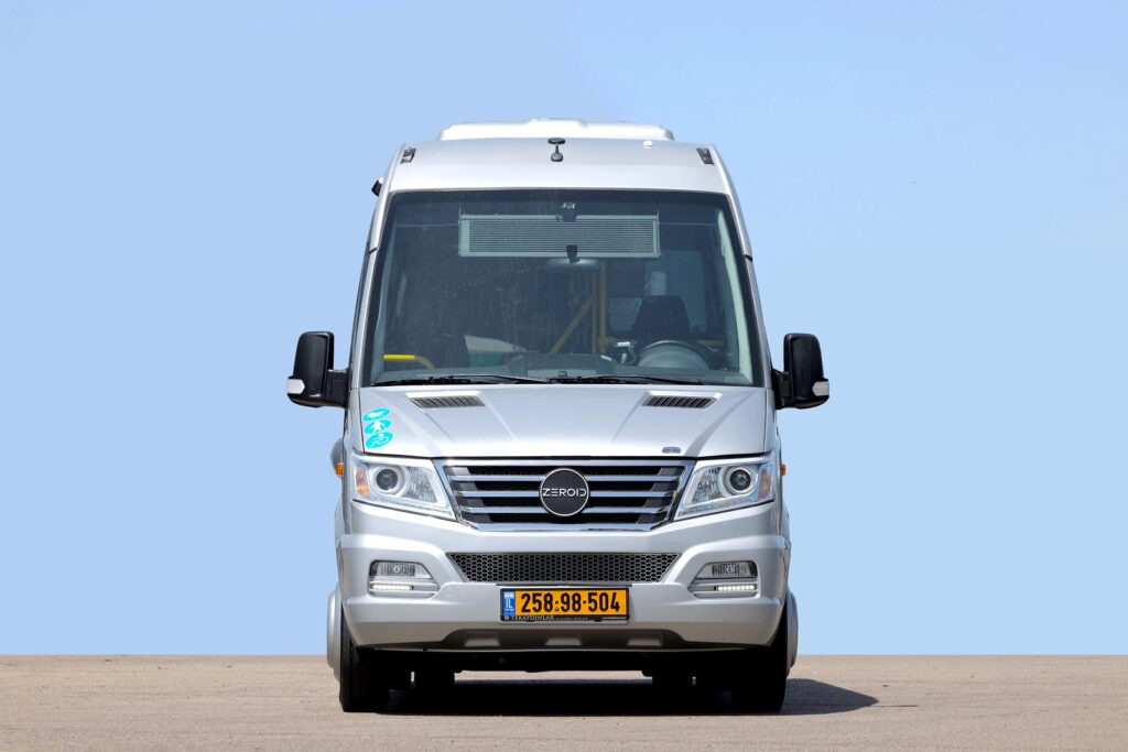 מבט קדמי על המיניבוס החשמלי מבית QEV שפועל בקו 2 בירושלים