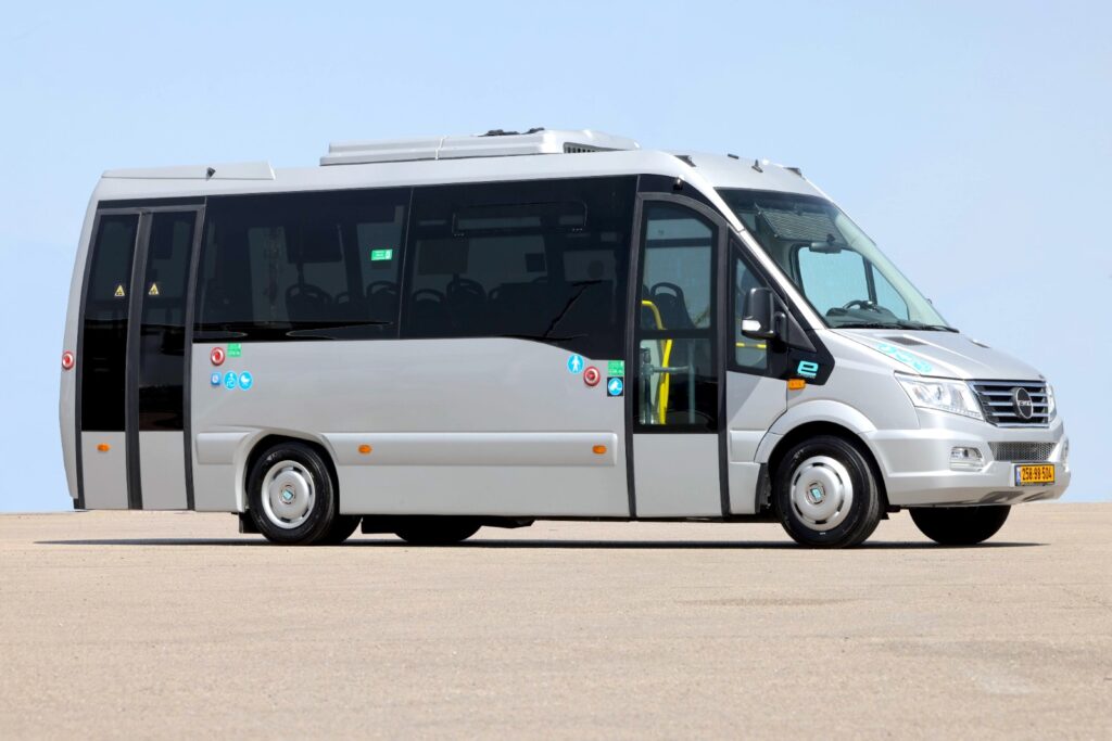 מבט צד על המיניבוס החשמלי מבית QEV שפועל בקו 2 בירושלים