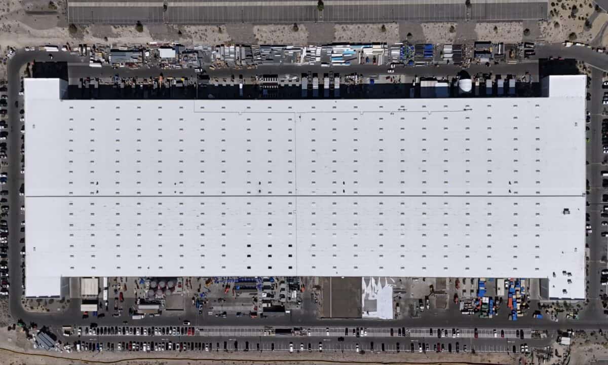 מבט אווירי על המפעל החדש של טסלה בספארק לייצור סוללות