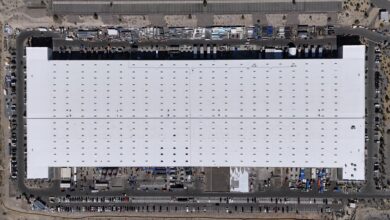 מבט אווירי על המפעל החדש של טסלה בספארק לייצור סוללות