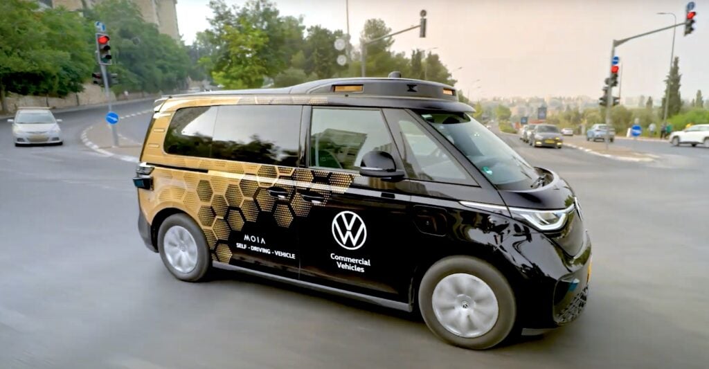 פולקסווגן ID.BUZZ אוטונומי נוסע בכבישי ישראל