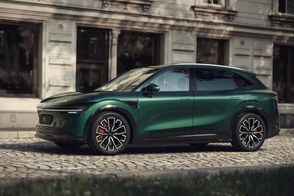 מבט צד על זיקר 7X בנסיעה בעיר