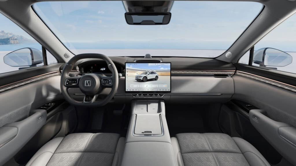 פנים הרכב וסביבת הנהג של זיקר 7X