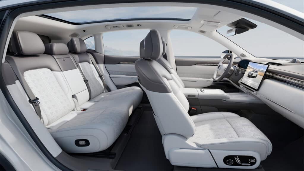 פנים הרכב והמושבים של זיקר 7X