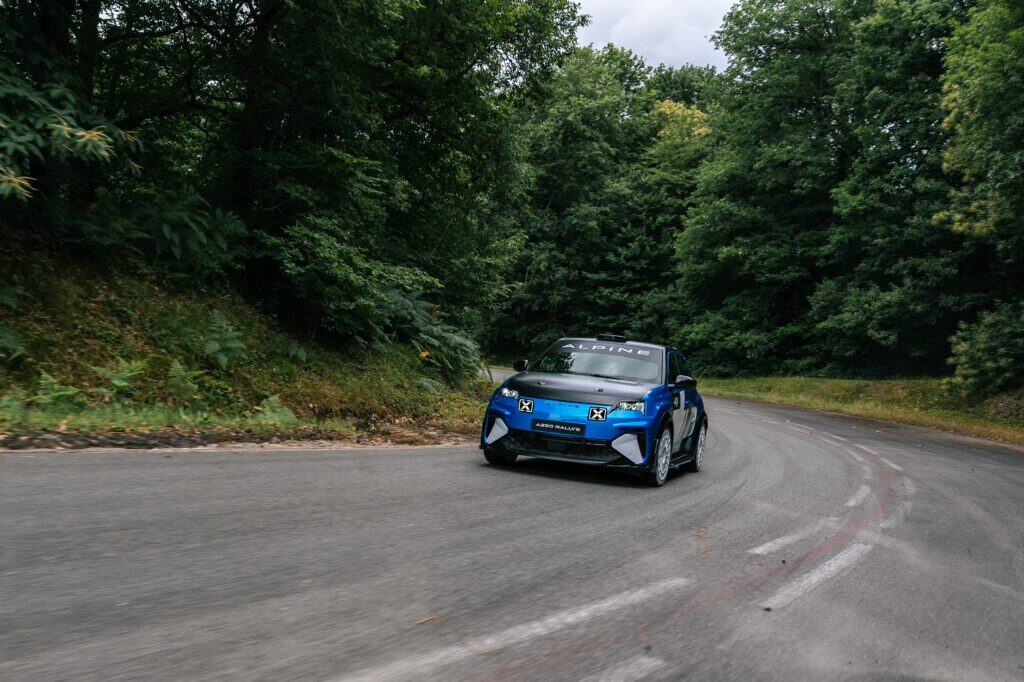 אלפיין A290 ראלי חשמלית בנסיעה על המסלול