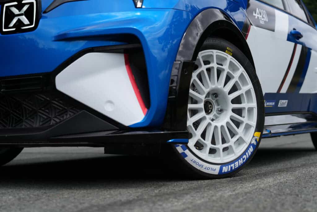 הגלגל הקדמי של אלפיין A290 ראלי חשמלית