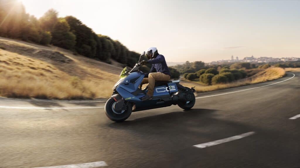 קטנוע חשמלי מסוג ב.מ.וו CE04 בעל עיצוב חדשני בנסיעה על כביש