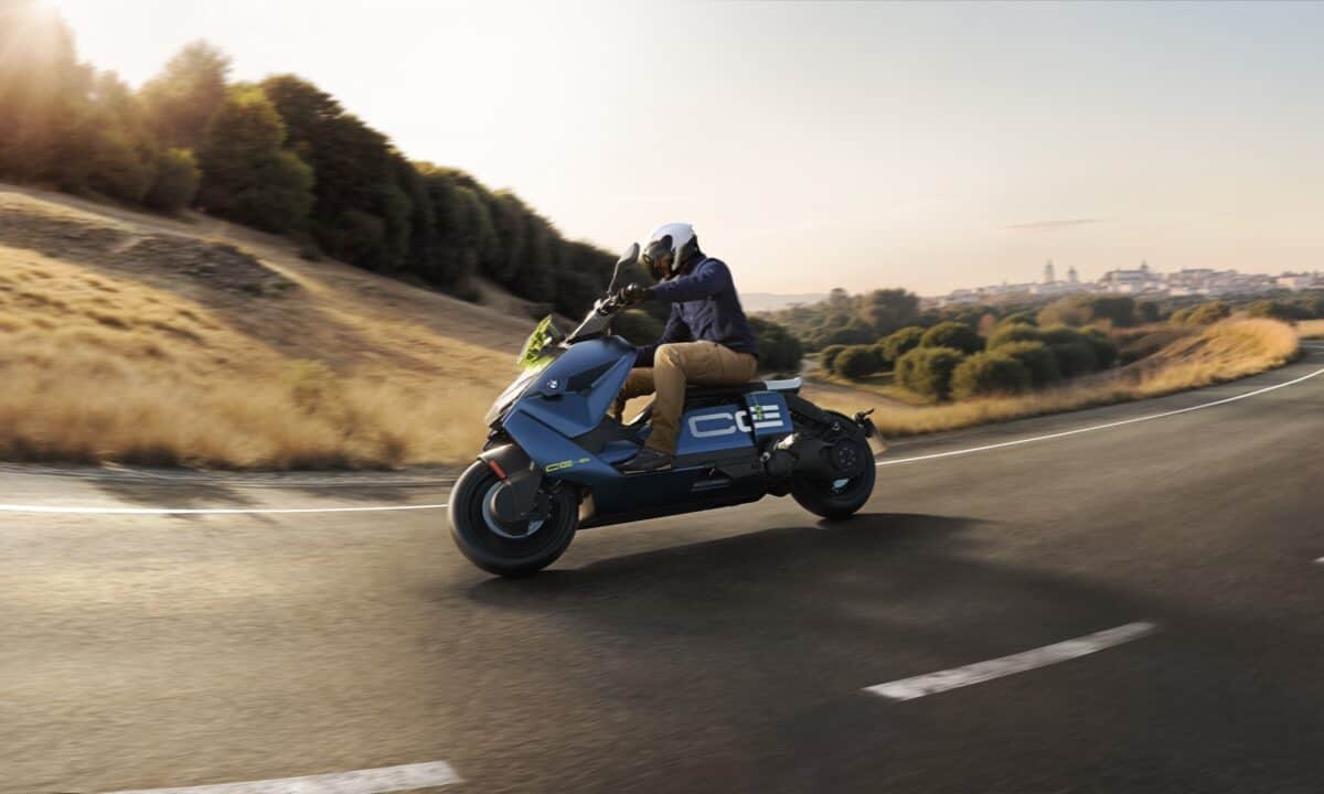 קטנוע חשמלי מסוג ב.מ.וו CE04 בעל עיצוב חדשני בנסיעה על כביש