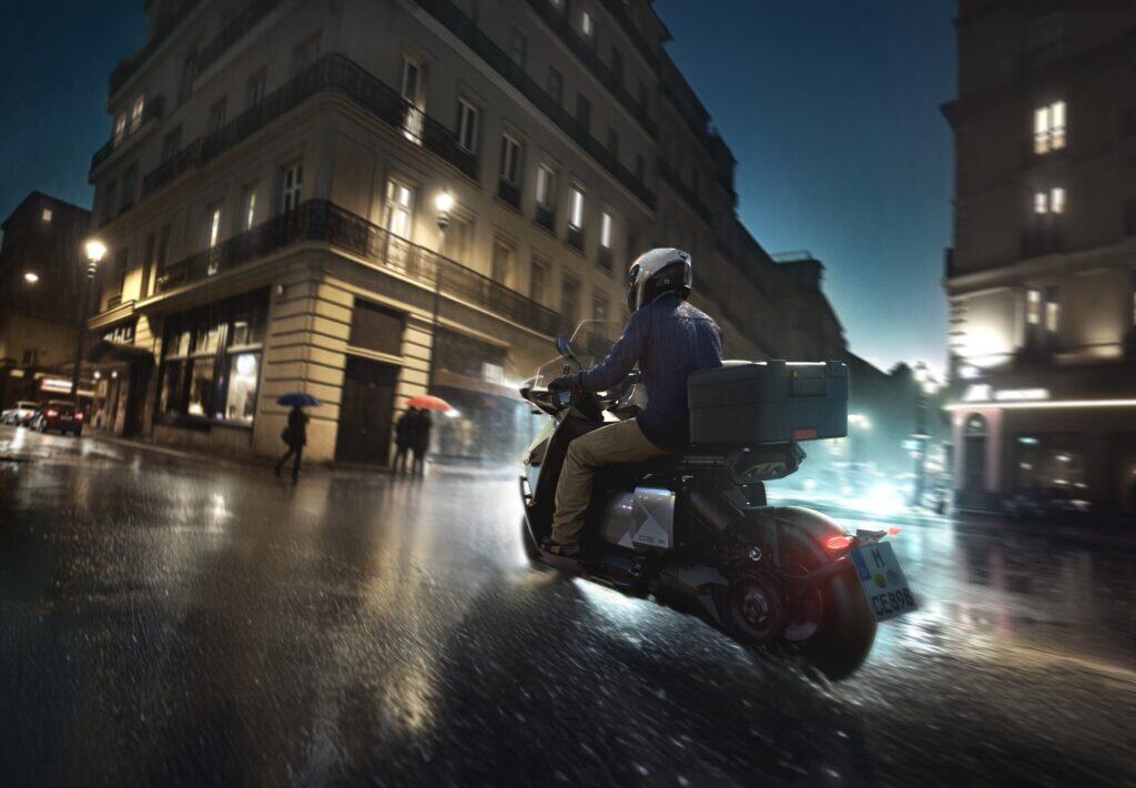 ב.מ.וו CE04 בנסיעה עירונית לילית