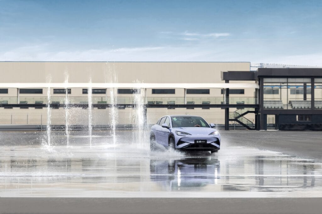 רכב מסוג BYD סיל במסלול עם מזרקות מים