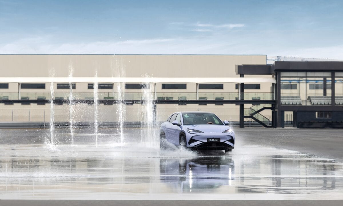 רכב מסוג BYD סיל במסלול עם מזרקות מים