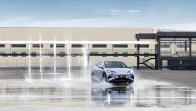 רכב מסוג BYD סיל במסלול עם מזרקות מים