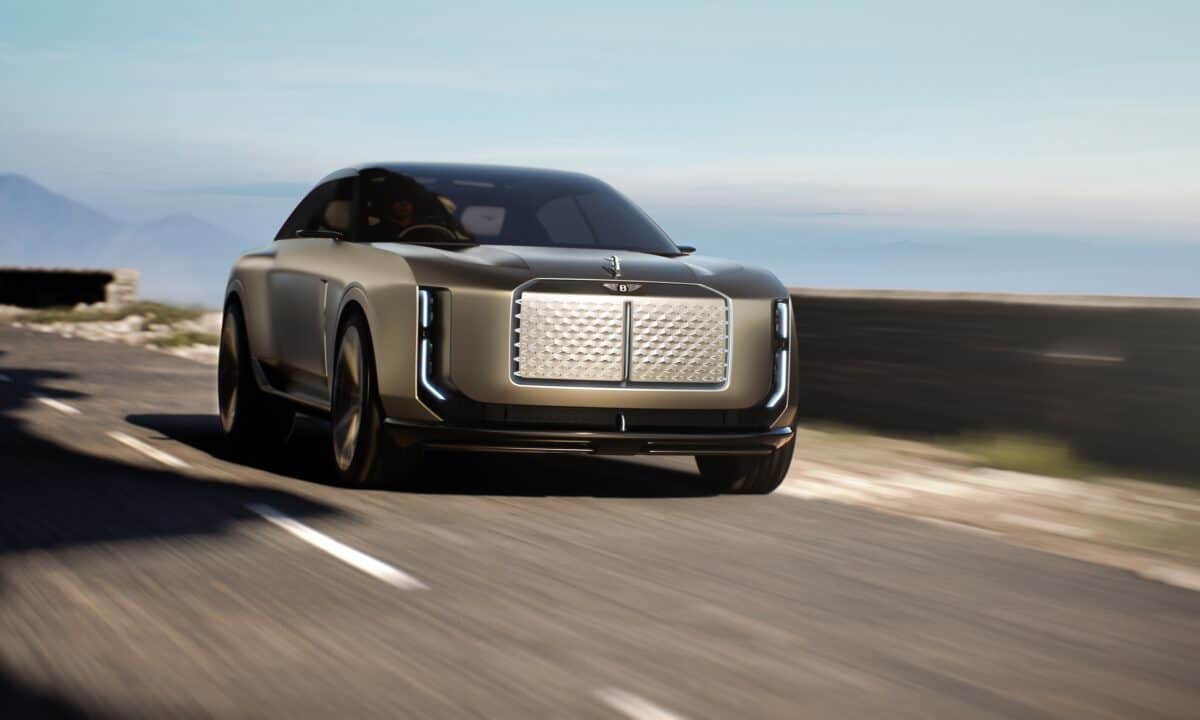 בנטלי EXP 15 קונספט חשמלי בנסיעה על כביש