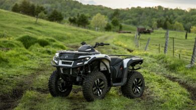 טרקטורון חשמלי קאן-אם אאוטלנדר עומד בשדות ירוקים