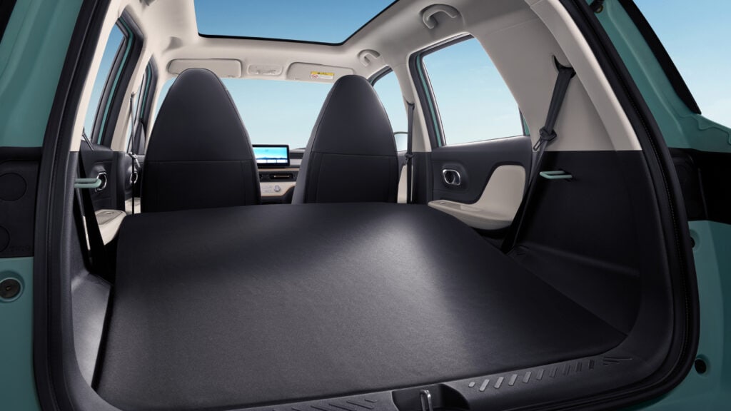 תא המטען עם כסאות מקופלים של צ׳רי QQ דומי