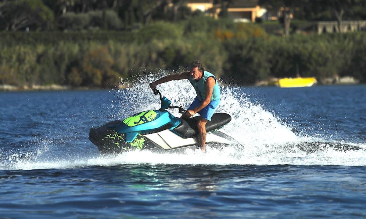 רוכב על אופנוע ים חשמלי E-Dolphin