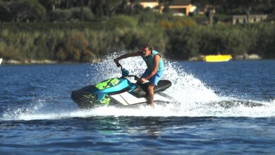 רוכב על אופנוע ים חשמלי E-Dolphin