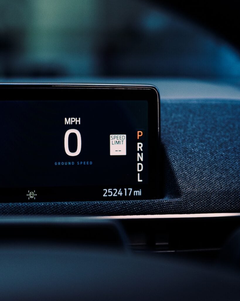 מד הנסועה של הרכב עם 252,417 מיילים שהם 406,225 ק״מ