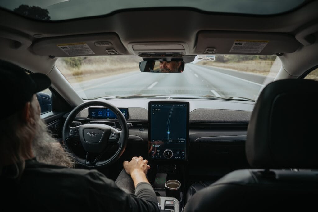 דיוויד בנהיגה במוסטנג מאך E החשמלית שלו בארצות הברית