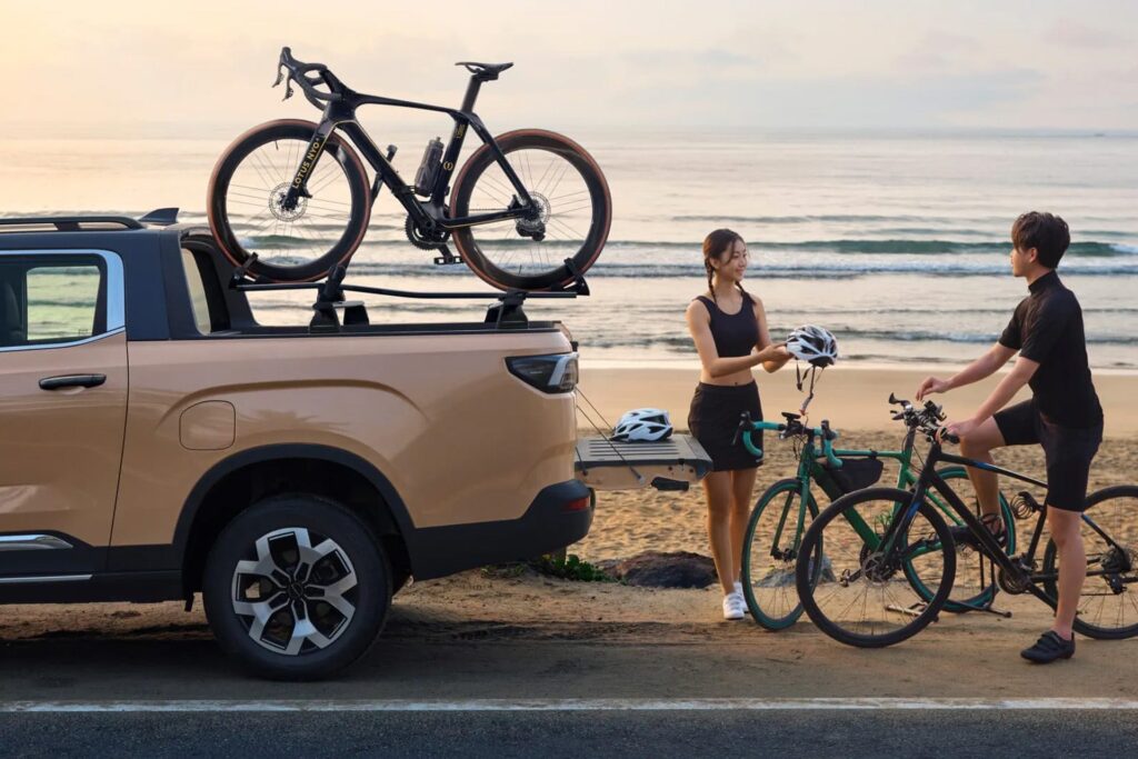 אופניים מועמסות על חלקו האחורי של הטנדר החשמלי רידארה RD6 פרו