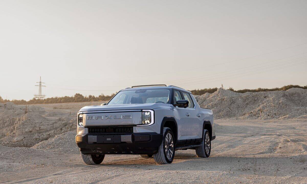 טנדר חשמלי מקסוס eTERRON 9 עומד בשטח מדברי