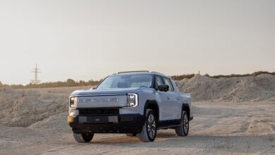 טנדר חשמלי מקסוס eTERRON 9 עומד בשטח מדברי