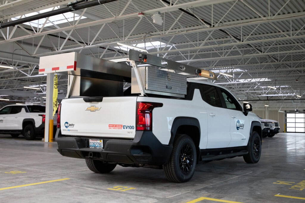 מבט אחורי על הארגז של הטנדר החשמלי שברולט סילברדו