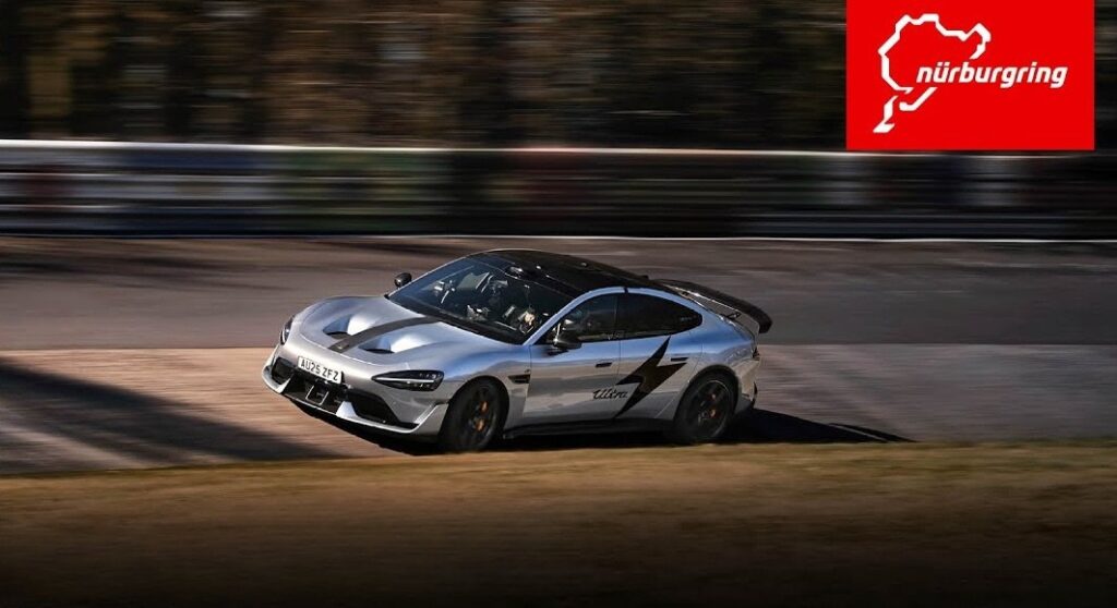 שיאומי SU7 אולטרה בצבע כסוף על מסלול נורבורגרינג בגרמניה