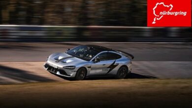 שיאומי SU7 אולטרה בצבע כסוף על מסלול נורבורגרינג בגרמניה