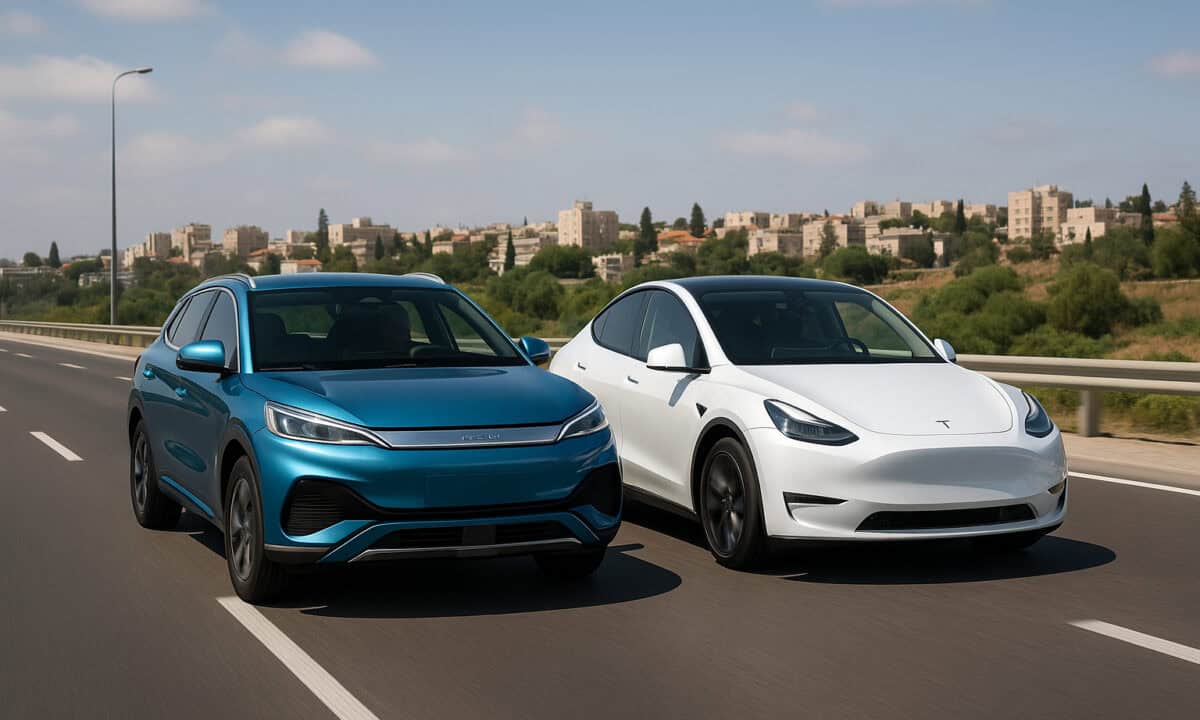 טסלה מודל Y לצד BYD אטו 3 בנסיעה בכביש מהיר בישראל