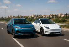 טסלה מודל Y לצד BYD אטו 3 בנסיעה בכביש מהיר בישראל