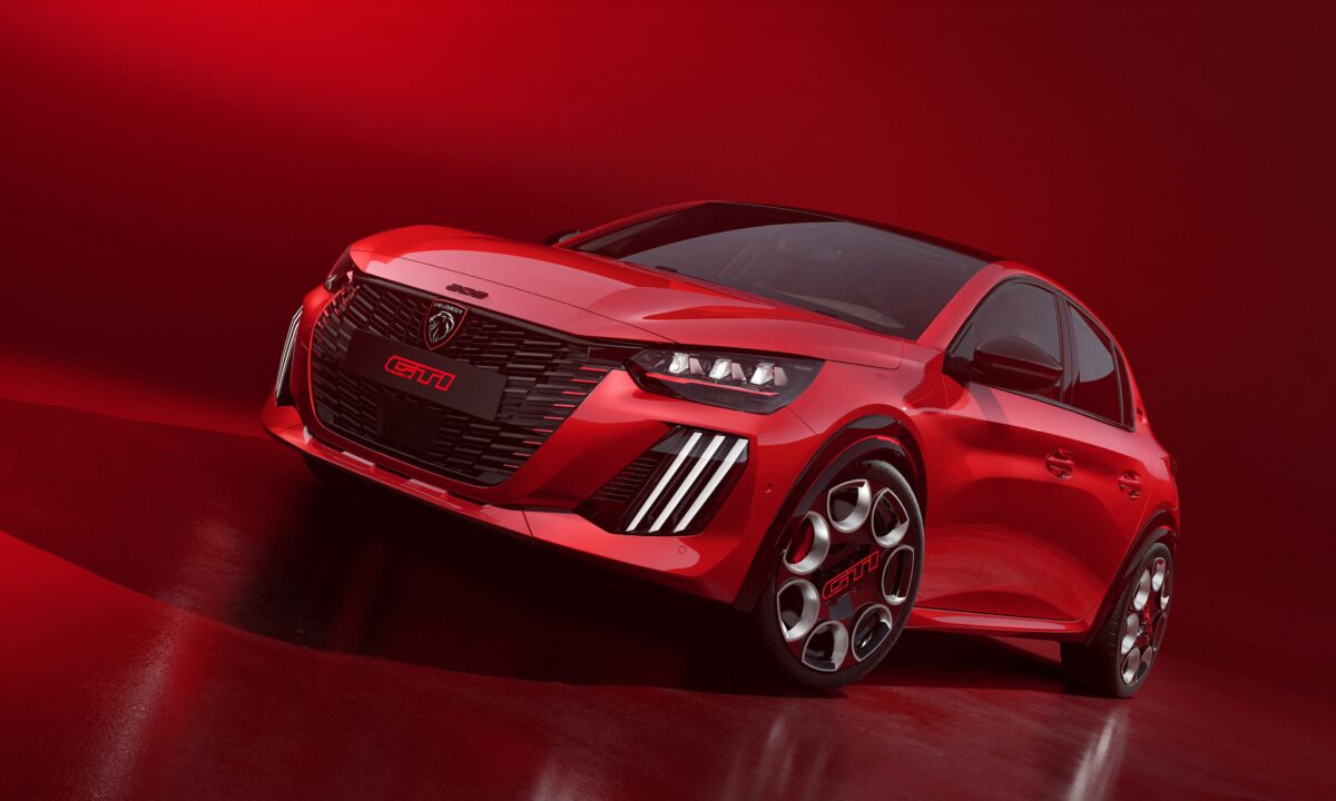 פיג׳ו e-208 GTI חשמלית בצבע אדום מבט קדמי על הרכב