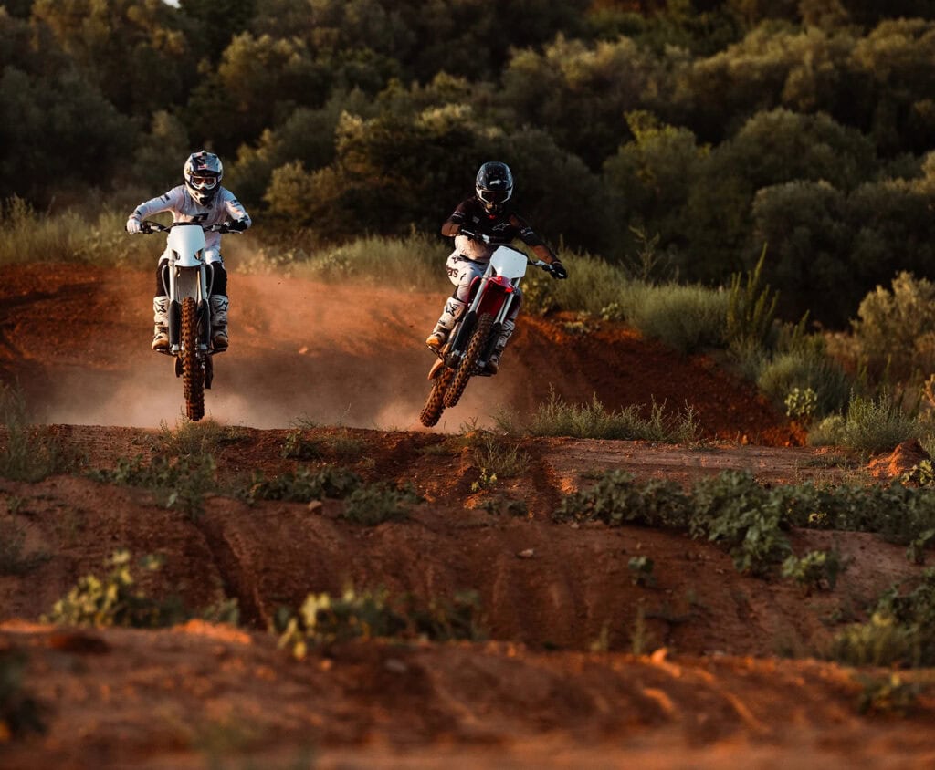 שני רוכבי אופנוע בשטח עם אופנוע סטארק ווארג 1.2