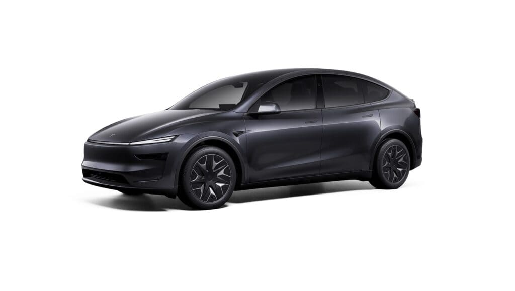 מבט צד קדמי על טסלה מודל Y 6 מקומות ישיבה בצבע שחור