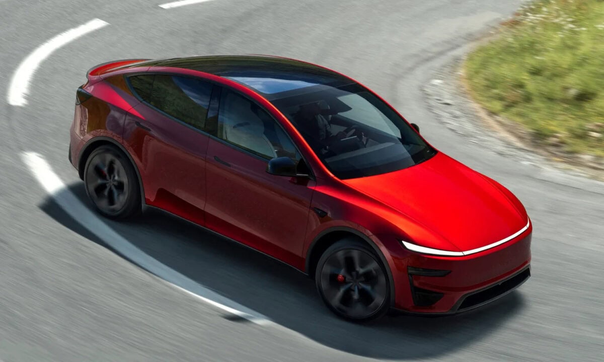 טסלה מודל Y פרפורמנס החדשה בצבע אדום בירידה בכביש מתפתל