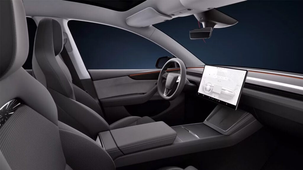 פנים הרכב וסביבת הנהג של טסלה מודל Y פרפורמנס החדשה
