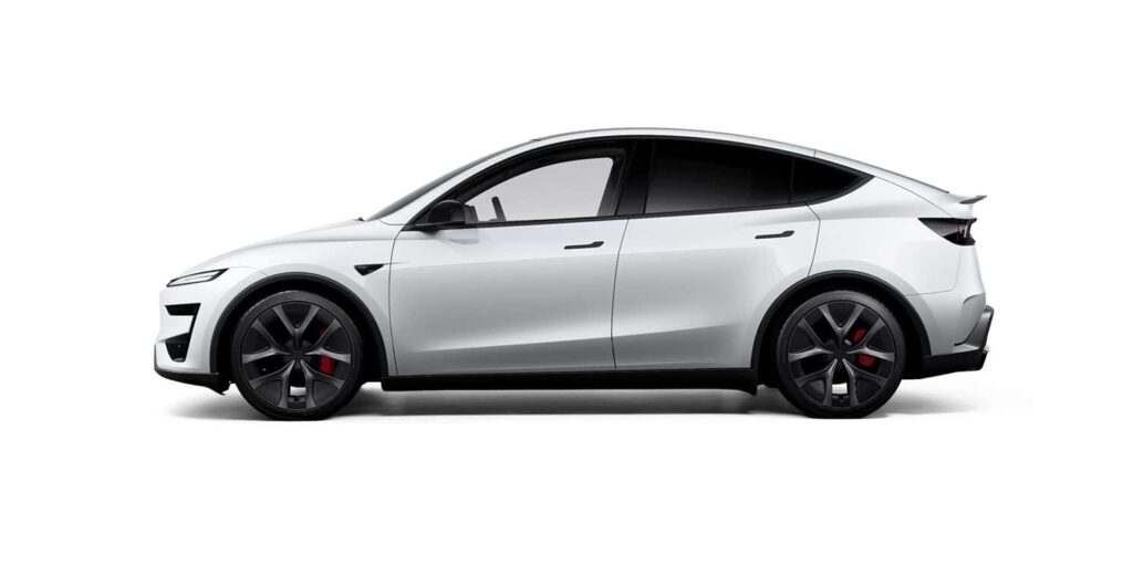 מבט צד על טסלה מודל Y פרפורמנס החדשה