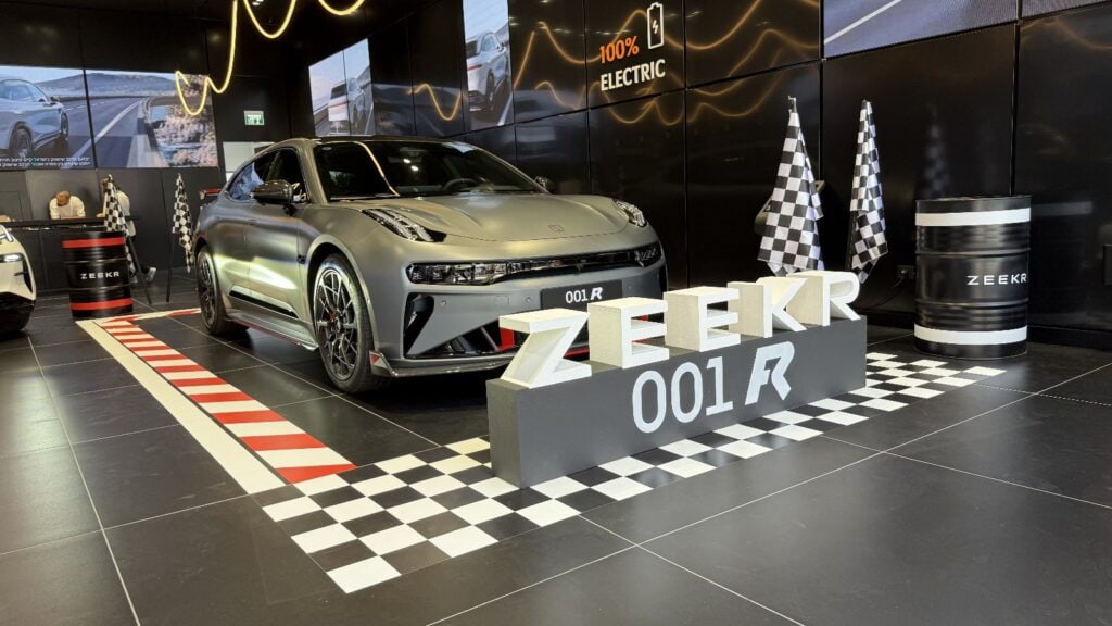 זיקר 001 FR באולם תצוגה בישראל