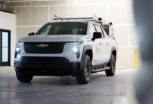 טנדר חשמלי מסוג שברולט סילברדו EV כחלק מצי רכב חשמלי של חברת McKinstry מצויד בתוספות והתאמות אישיות של הרכב